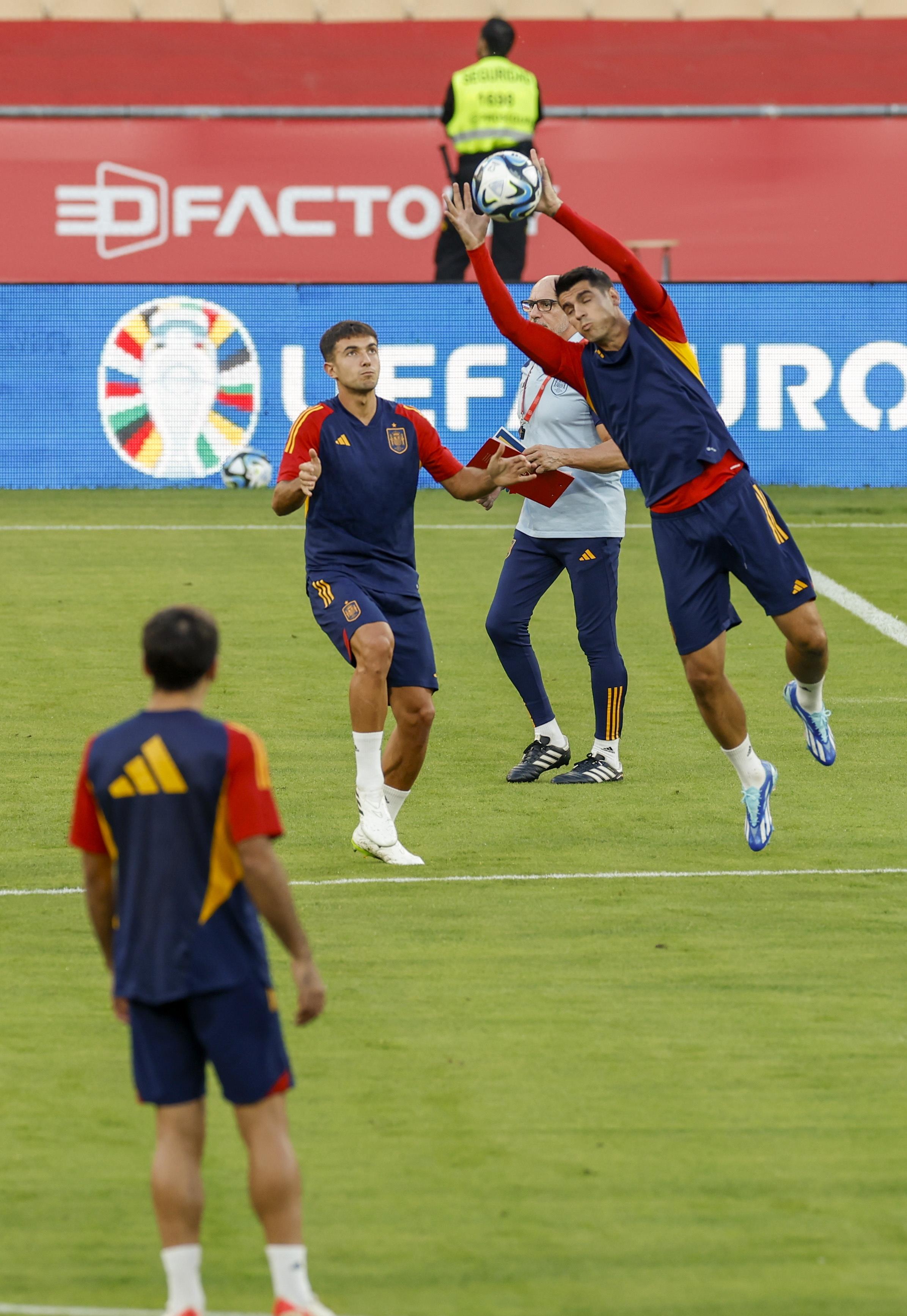 西班牙队在热身赛中表现优异，备战国际比赛()