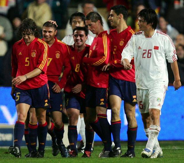 西班牙队在热身赛中表现优异，备战国际比赛()