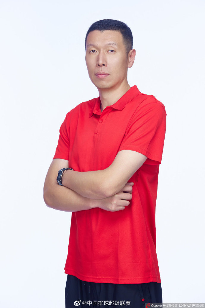 球队更换主教练，展望新赛季发展方向()