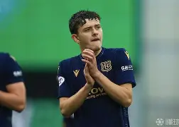 利物浦后卫受伤退场，影响球队表现()