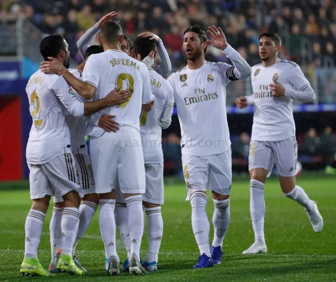 皇马主场-险胜埃瓦尔，本泽马破门贡献进球()