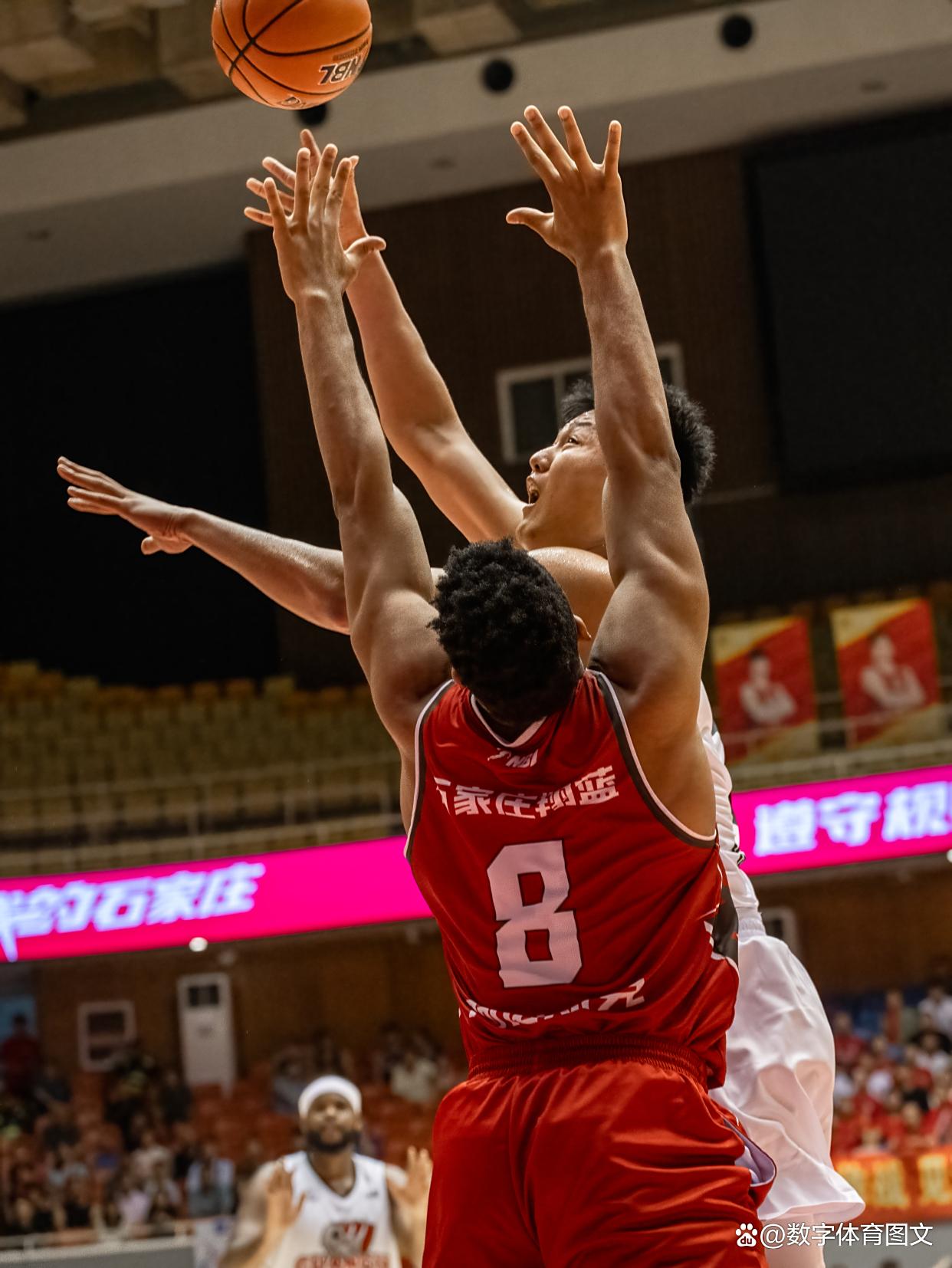 陕西男篮气贯长虹，主场告捷战胜上海队()
