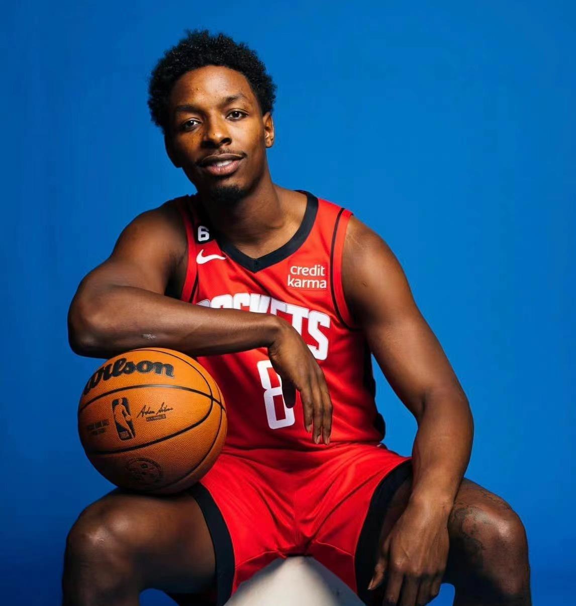 篮网小前锋状态回暖，助力球队跻身季后赛()