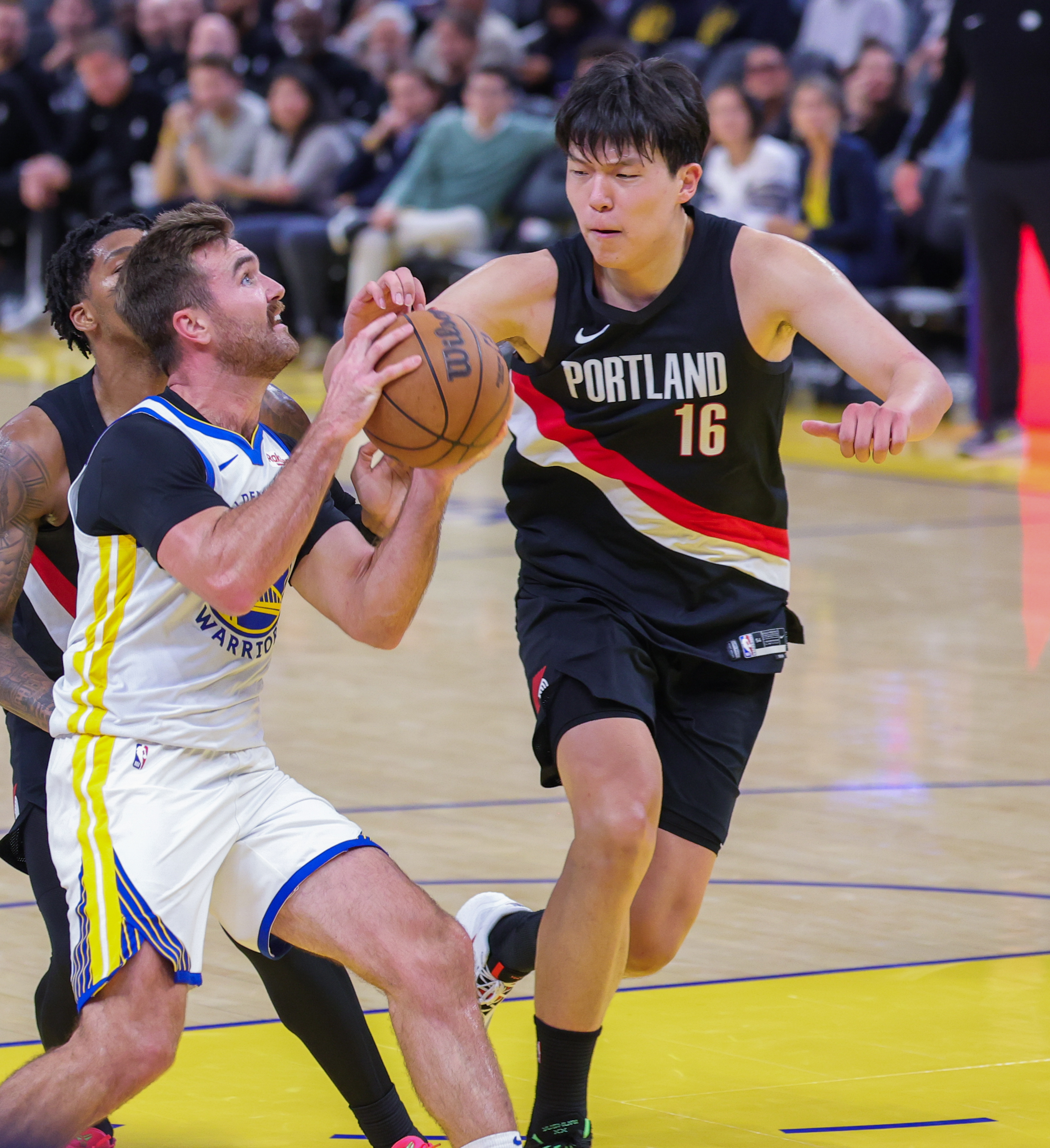 篮网小前锋状态回暖，助力球队跻身季后赛()