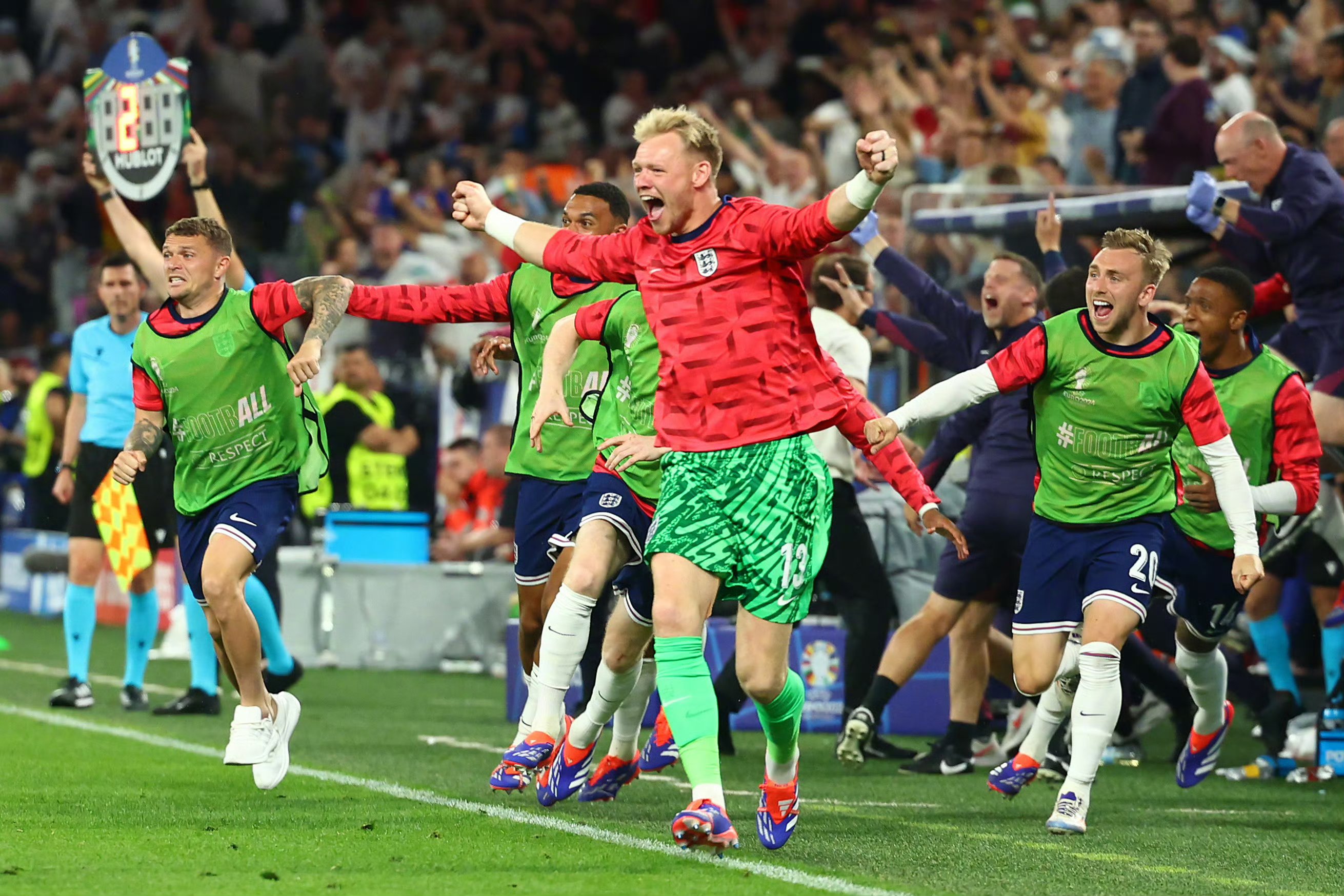 欧洲杯预选赛中的精彩时刻:全场观众欢腾不已() 欧洲杯预选赛中的精彩时刻:全场观众欢腾不已()