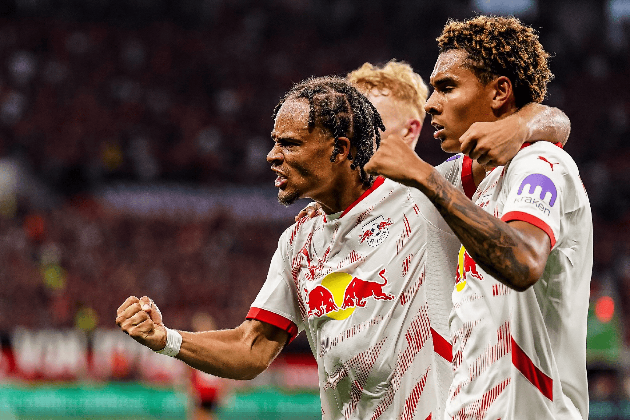 拜仁慕尼黑顺利晋级，四强等待着他们()