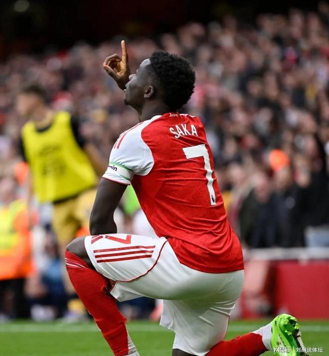 曼联新援破门得分，球迷欢呼连连()