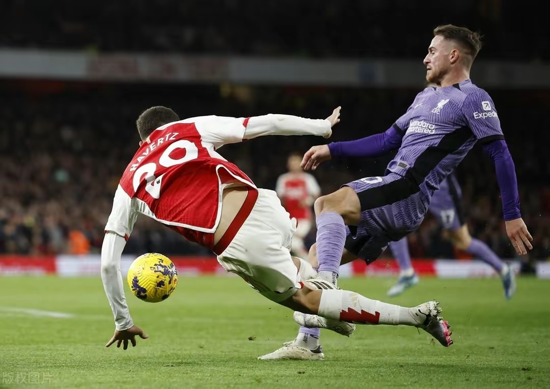 曼联新援破门得分，球迷欢呼连连()