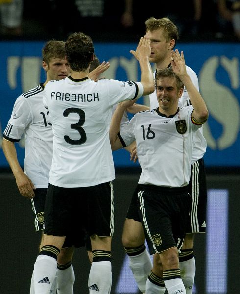 波黑力挽狂澜逆转意大利，小组形势仍难预测()